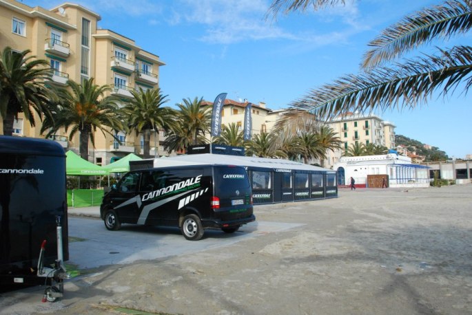 318249_587995401230397_1464146165_n