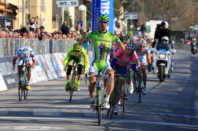 601366_165033720314688_1076764325_n