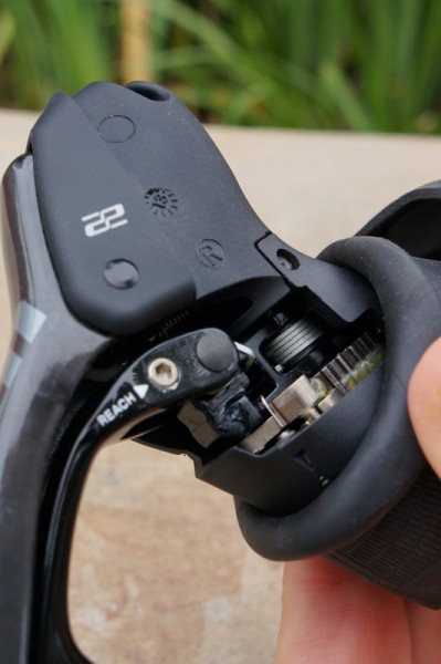 SRAM-Force-22-shifter-brake-levers-intro03-399x600