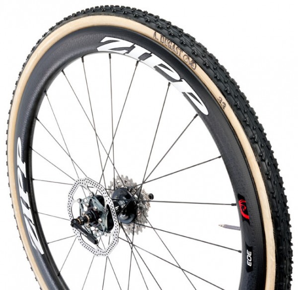 Zipp-303-Disc-Road-Bike-Wheelset2-600x585