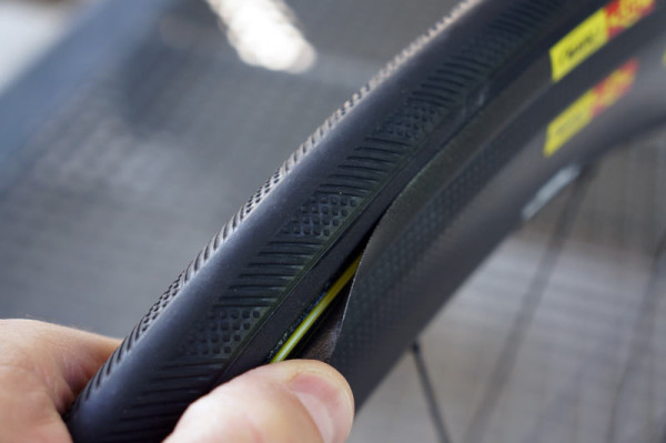 Mavic-CXR60-Yksion-aerodynamic-road-tri-tire01-600x399