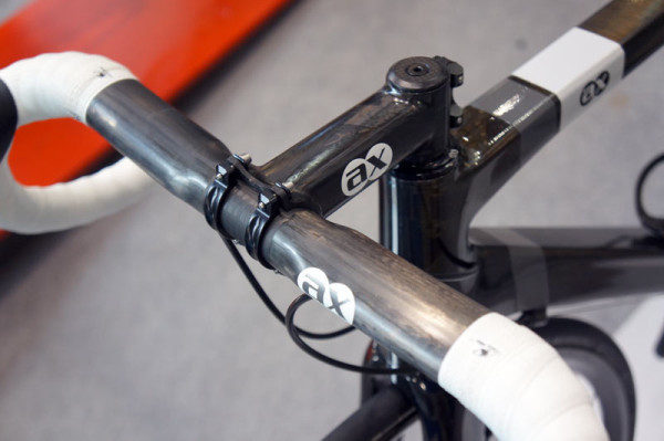 AX-Lightness-4200-ergo-carbon-road-bike-handlebars01-600x399