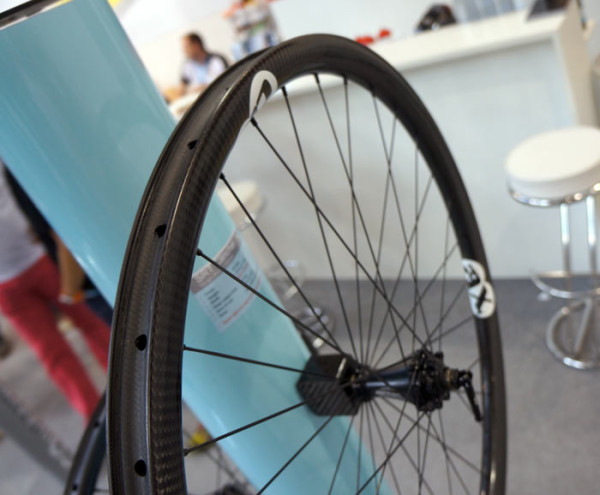 AX-Lightness-SRT-Clincher-superlight-carbon-mountain-bike-wheels04-600x495