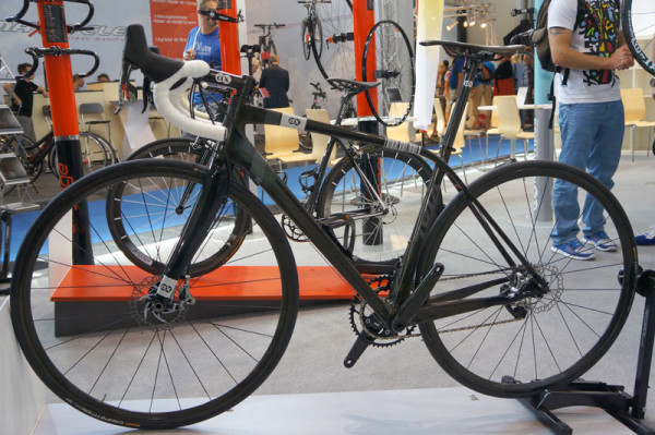 AX-Lightness-Vial-disc-brake-road-bike01-600x399