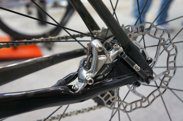 AX-Lightness-Vial-disc-brake-road-bike02-600x399