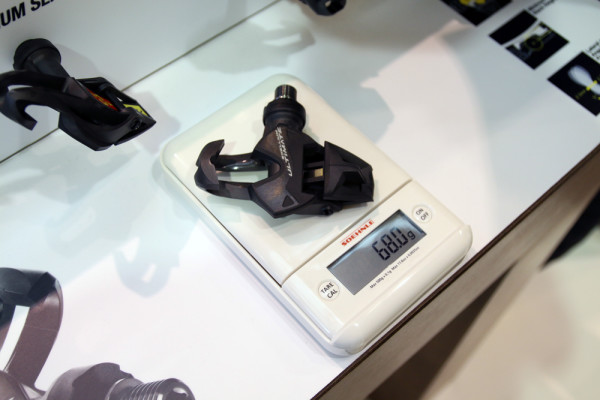 Mavic-road-disc-ksryium-cxr-aero-wheel-tire-system-2015-mountain-bike-34-600x400